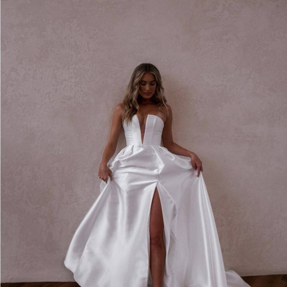 Made With Love Florence, Classic Elegant Wedding Gown